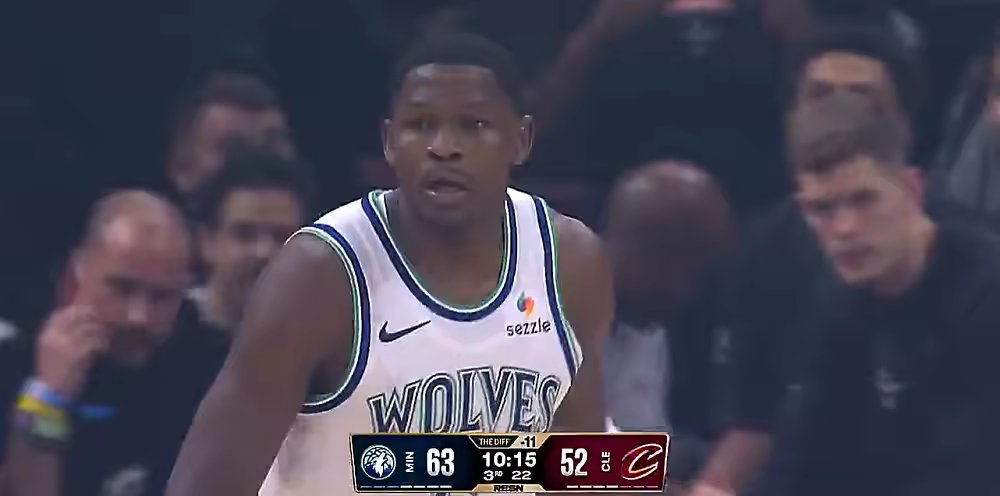 NBA常规赛爱德华兹第三节命中本场首记三分